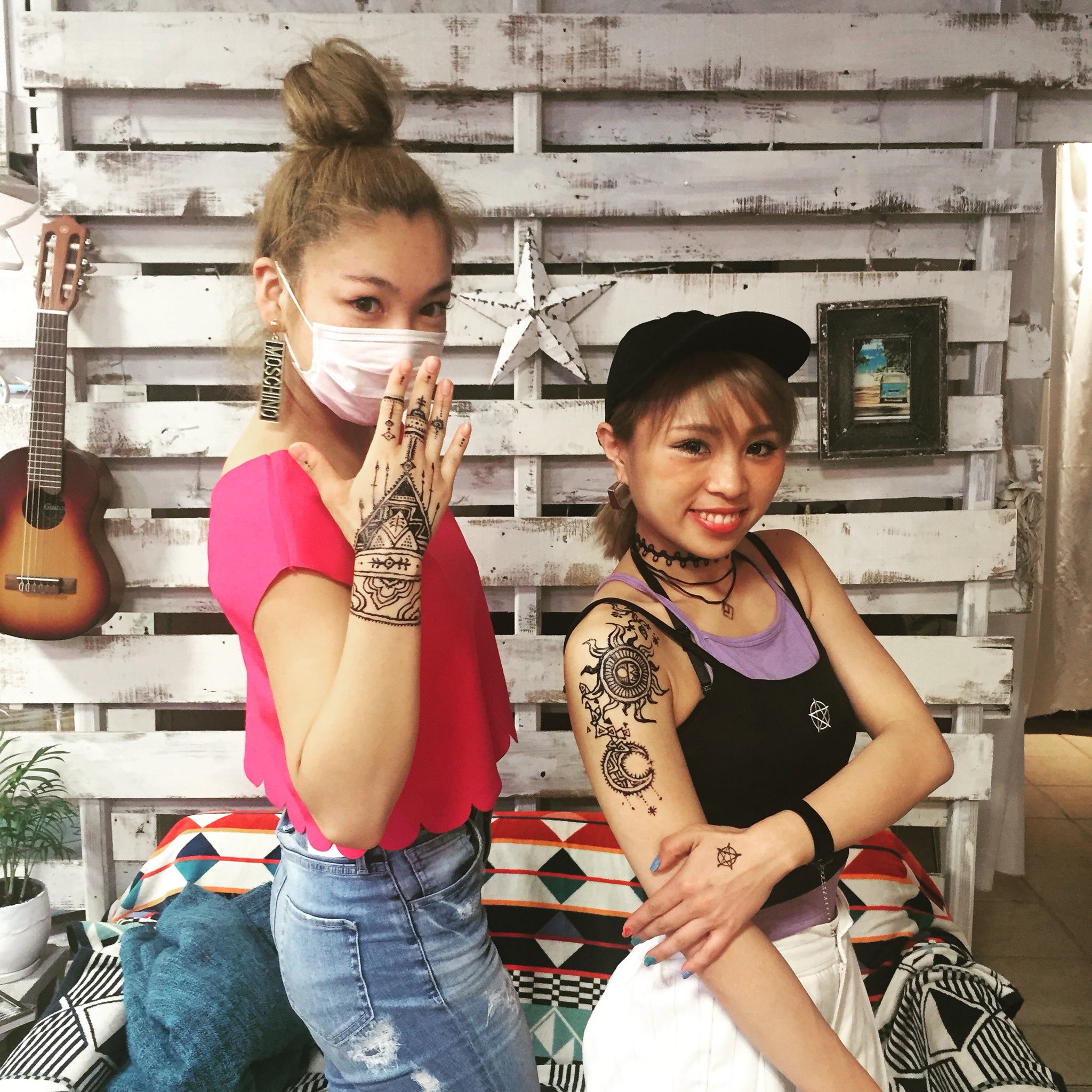 ヘナアート 髪と花 可愛いシンガーさんパフォーマーさんがジャグアやってくれました O ジャグアタトゥー ヘナ タトゥー ヘナアート メヘンディ メヘンディ髪と花 髪と花 デザイン イラスト ファッション アート タトゥー 美容師 T Co