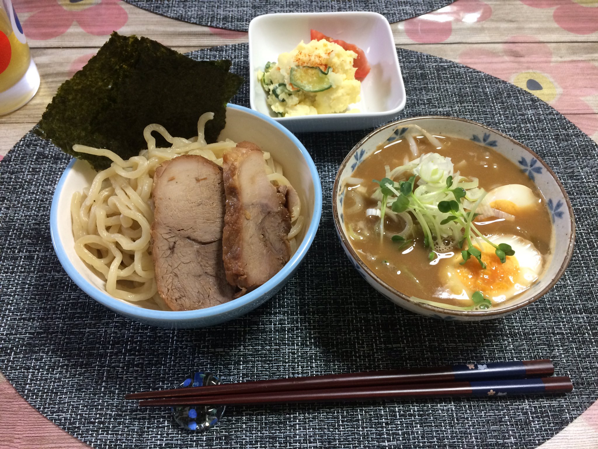 k ただの蛙 V Twitter 今日はつけ麺 おかず無いと寂しいけど 合うおかず探すの難しいね ラーメンには餃子 だが最近たくさん食べたので却下でした 笑 夕飯 つけ麺 とみ田
