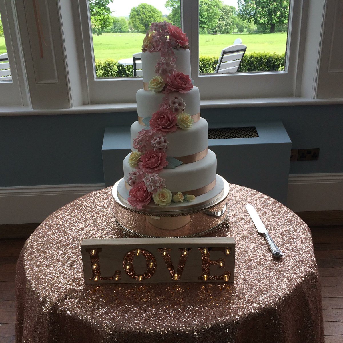PuddingBridge's tweet photo. Love this snapshot sent to me by #PuddingBridge bride Katie. You can't beat a super sparkly cake table! https://t.co/OD9TPU28Hh