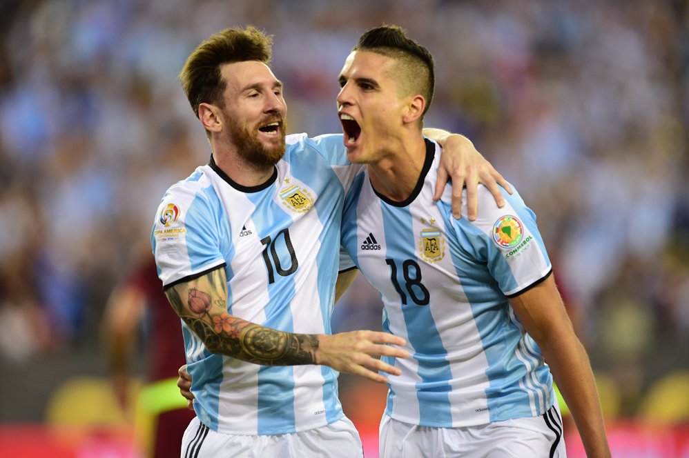 noticias24's tweet photo. Argentina y EE UU abren las semifinales de la Copa América esta noche en Houston de https://t.co/34mJyPdJnu https://t.co/S0twSZrdvn