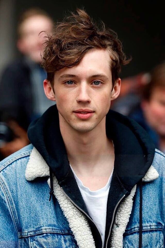 bestpicsoftroye's tweet photo. rt if u love troye sivan 🌸

my #TeenChoice for #ChoiceMusicBreakoutArtist is @troyesivan https://t.co/khaEF7aIUK