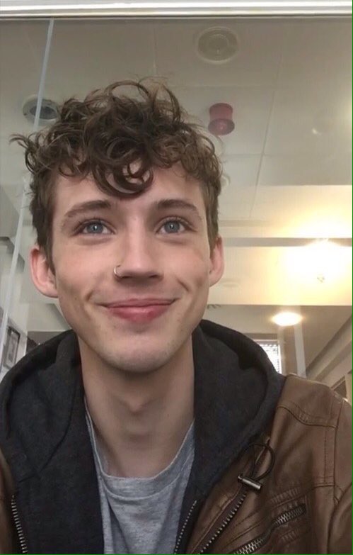 bestpicsoftroye's tweet photo. rt if u love troye sivan 🌸

my #TeenChoice for #ChoiceMusicBreakoutArtist is @troyesivan https://t.co/khaEF7aIUK