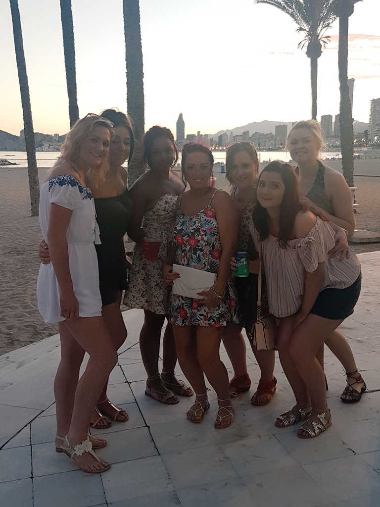 sineadcun's tweet photo. Home from an crazy 3 days in #benidorm! #beachselfie #hendo #hendue #girls #GalaxyS7 https://t.co/KQFeoOsapL