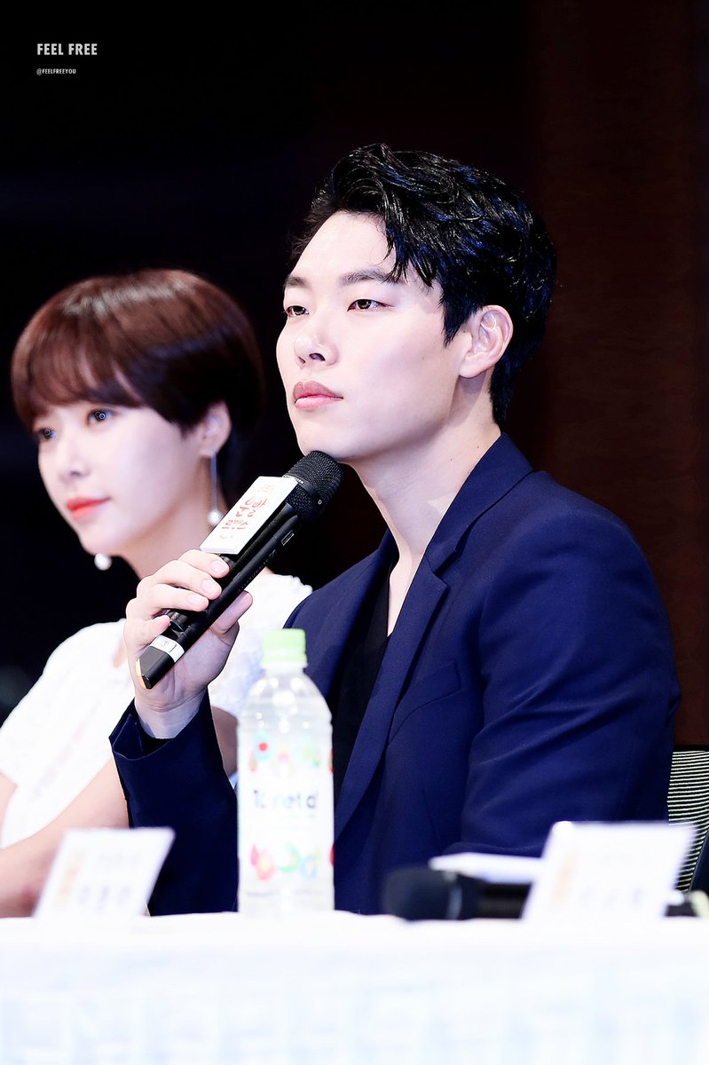 160525 류준열 운빨로맨스 제작발표회
수호만나기 1시간도 안남았다!!!!
#류준열 #RyuJunYeol #제수호 #운빨로맨스 #제작발표회