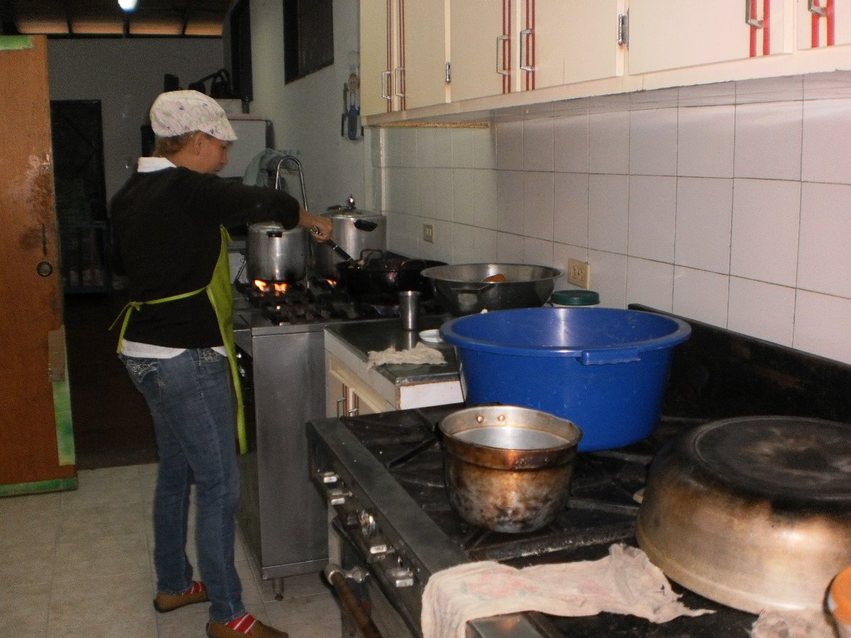 Mariscal1912's tweet photo. COCINERAS DE LA PATRIA ELABORANDO EL DESAYUNO. @rodulfohumberto @SilvaEleazarL @MunicipioSC @dfs8sc https://t.co/eNwDS07GOB