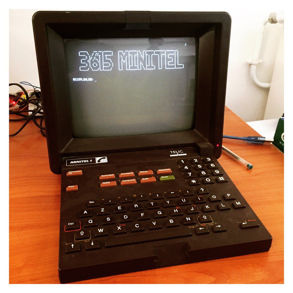 aquemin's tweet photo. Minitel qui tweete : la magie de Simplon #vintage @simplonco @leboncoin @AlexCollinet @TwitterFrance https://t.co/WeYoFv5egr