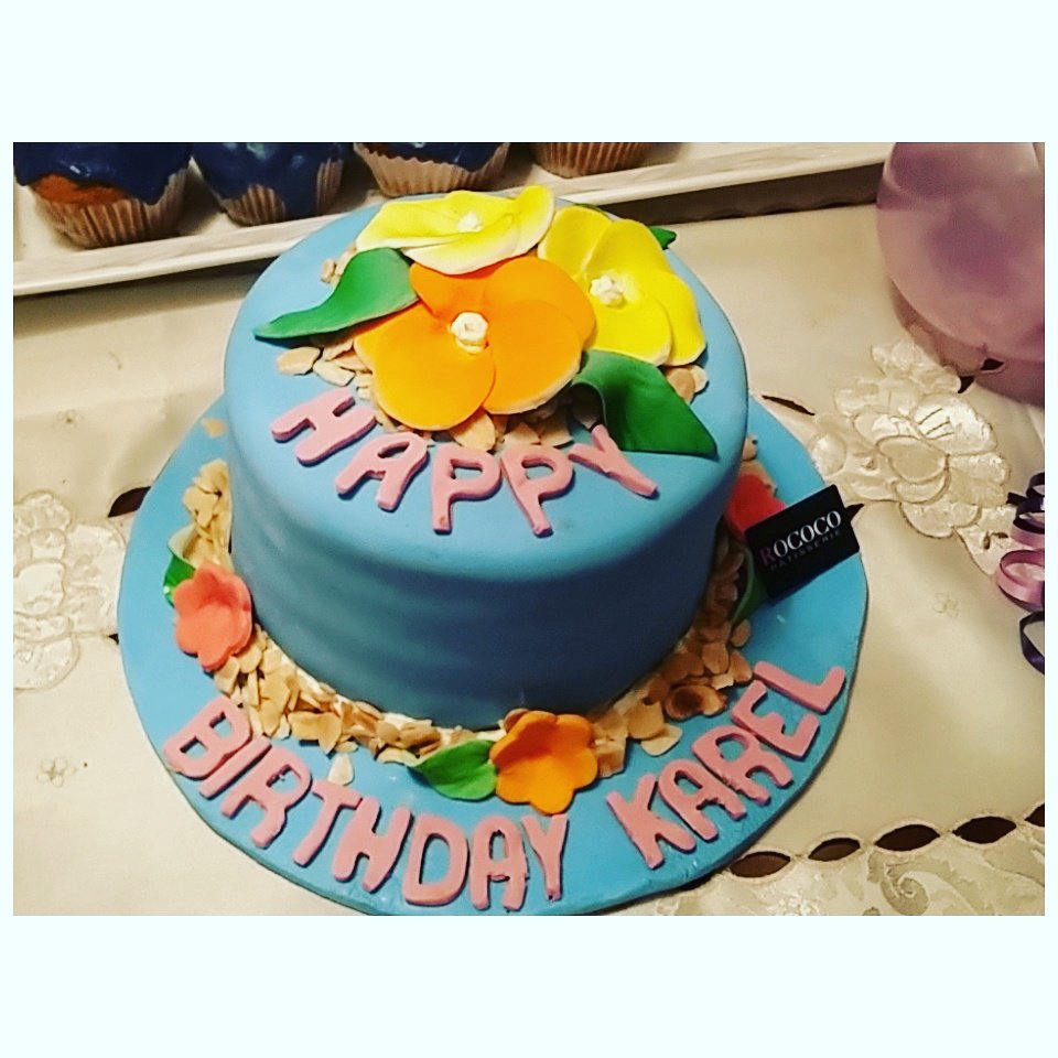 rococoqc's tweet photo. Hawaiian Birthday Cake 🎂 #birthday #cake https://t.co/l9s9wAgXUN