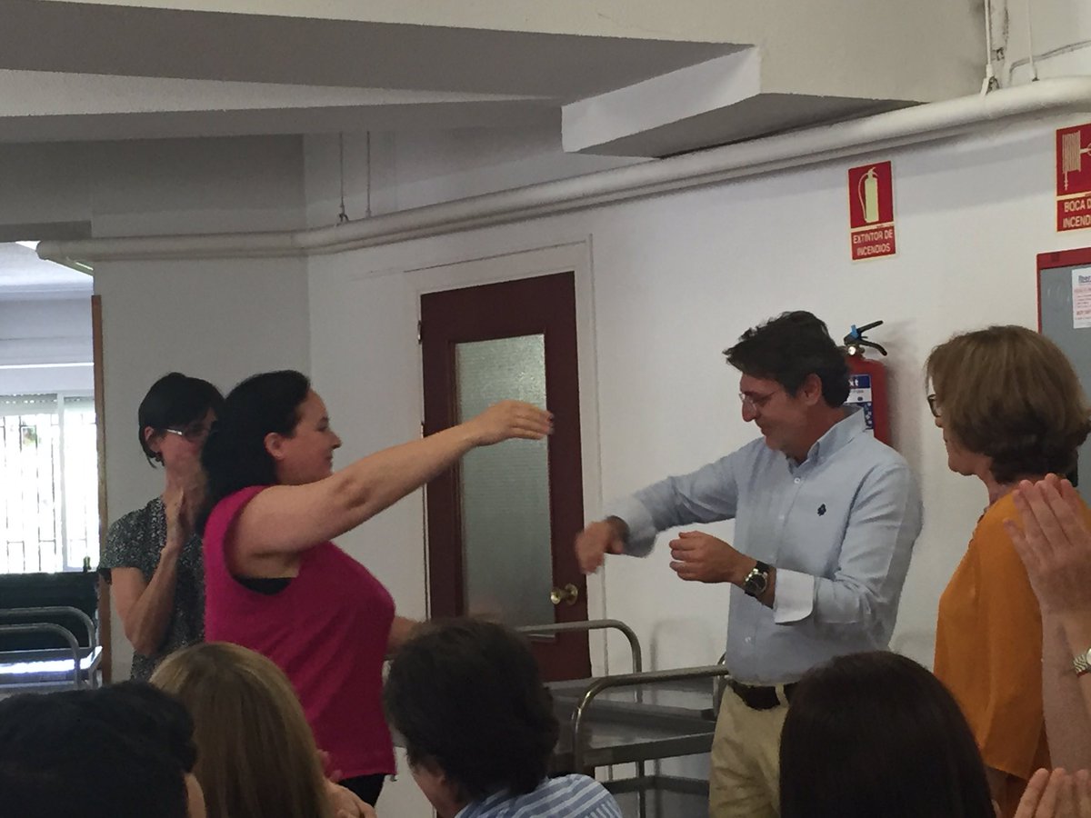 irlandesassoto's tweet photo. Reconocimiento a los 25 años de trabajo en el Cole #empapa2 de cariño y gratitud a Esperanza, Gloria y Copi https://t.co/60u308oALd