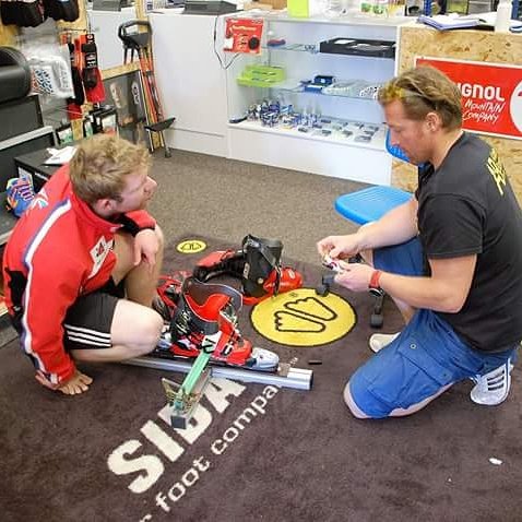 Good successful day with Alain Baxter with my boots. @BritishParasnow <a href="/Alain_Baxter/">Alain Baxter Sports</a> @teamorangeski #bootfitting