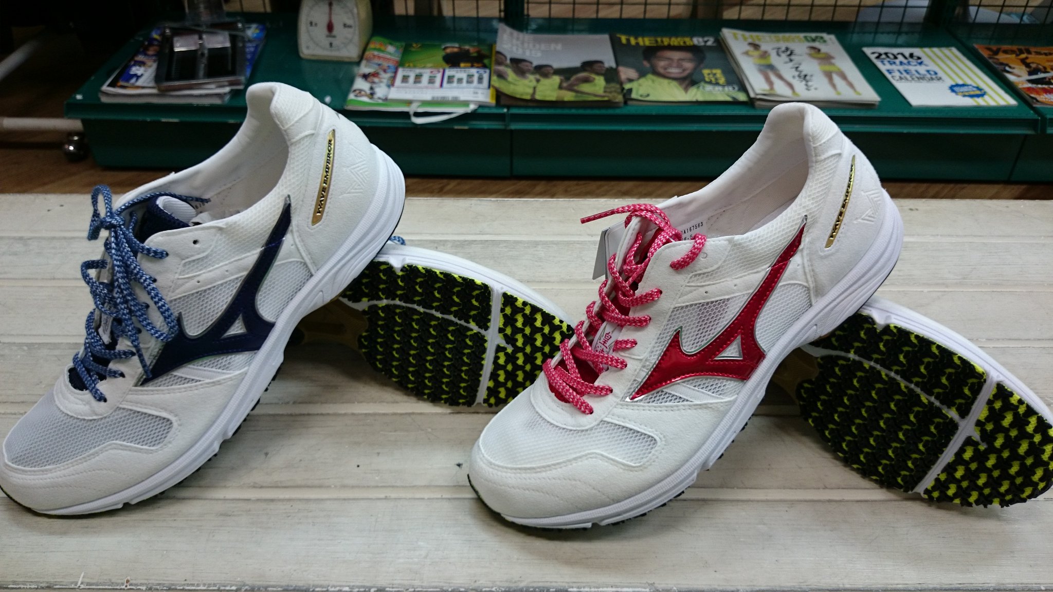 ট ইট র スポジョイ陸 スポーツjoy陸上 Mizunoウェーブエンペラーjapan の新色 右の白 赤 が入荷しました Mizunoランニングシューズの唯一の日本製です エキスパートは除く 足入れ感抜群ですよ T Co Mloehmbolx ট ইট র