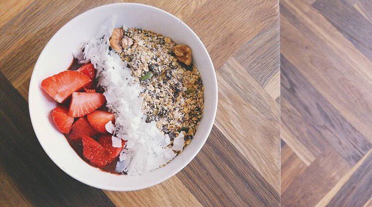 Wij hebben de allerlekkerste acai bowl en deze is de gehele dag te bestellen!!! 💚🍎🍉🍌🍒🍓🍇