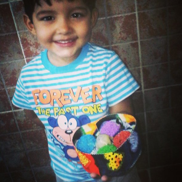 DECOISAca's tweet image. bebe feliz comiendo fresas con chocolate