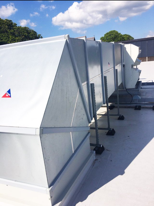 PanelDuct's tweet image. Images from @PanelDuct installation for a recent project @dunnesstores Castlebar #panelduct #HVAC #innovation