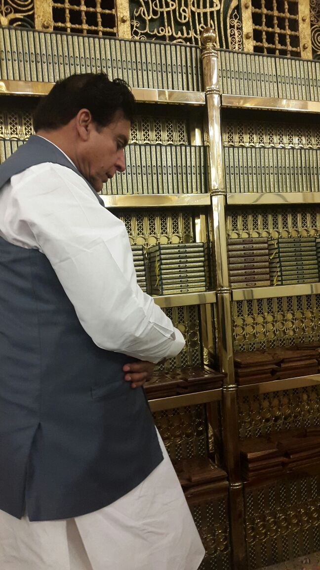 shahrukh_pervez's tweet image. Former P M having #Aftaar in #MasjidENabvi #MedinaSharif @KhurramPervezR1 @SocialMediaPPP @BBhuttoZardari