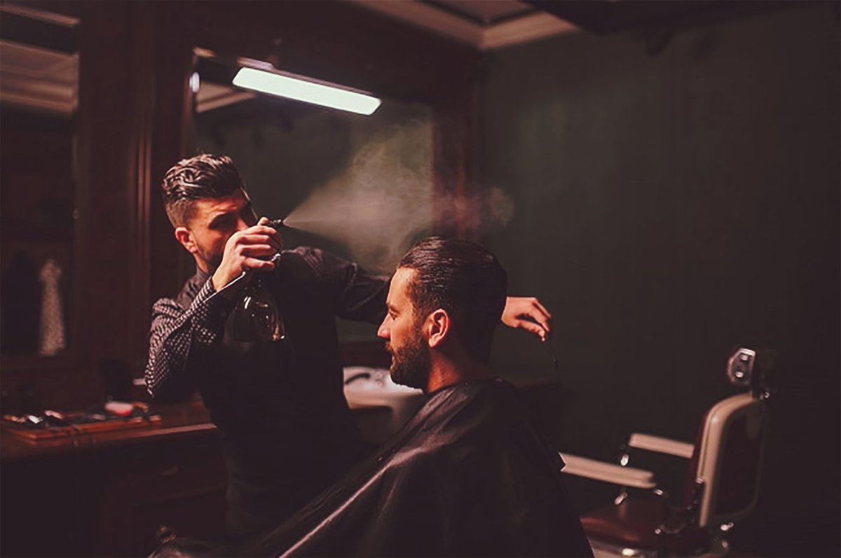 nynyformen's tweet photo. Stefan Avanzato, #masterbarber at #Dolce&Gabbana London talks #manpering and #hairtrends https://t.co/27aD88U6WG https://t.co/9P4NCcLGnP