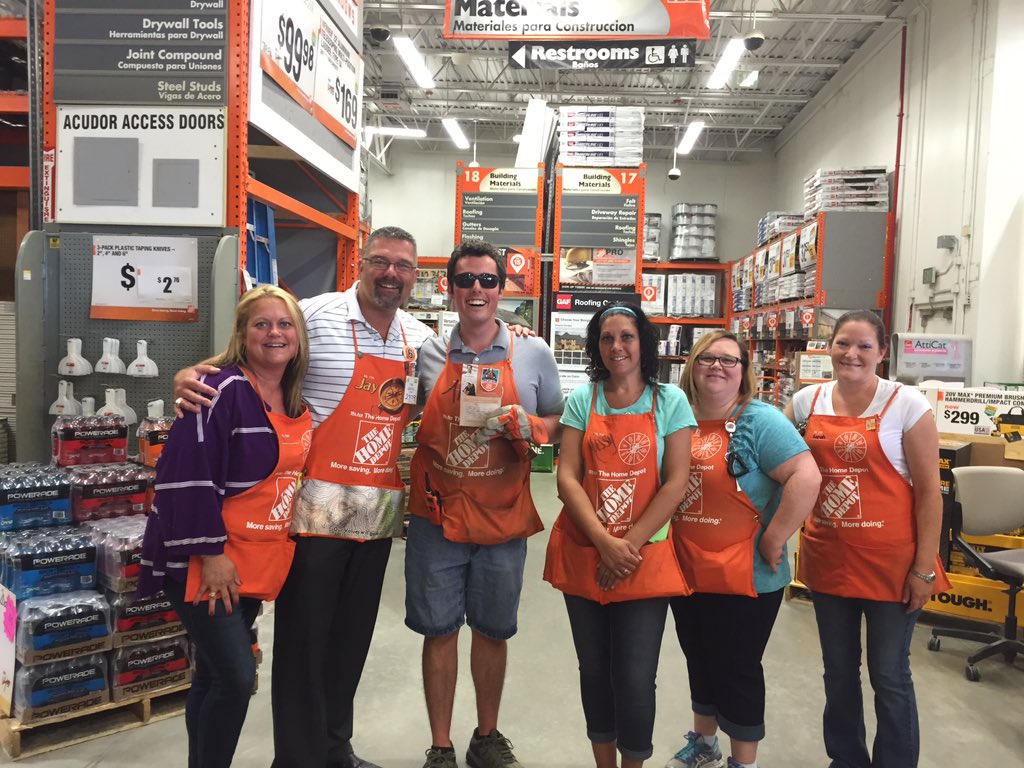 WorrellJay's tweet photo. @Martinhdpro @Ma2624Oxford Recognizing Pro Loader Alan in Oxford. Hands downs one of the best in the Company! 👏🏻👍🏻😎 https://t.co/n3MdX8rMW3