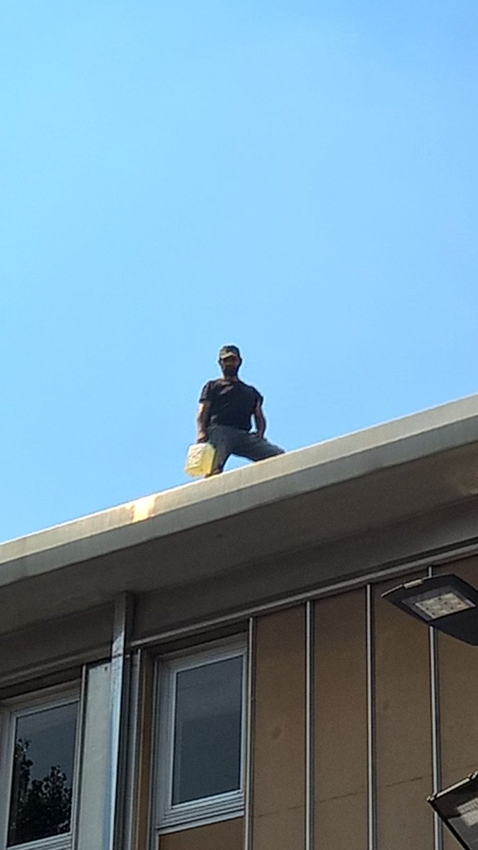 infosubmarine's tweet photo. Uno degli occupanti di Marcegaglia a Milano è salito sul tetto e minaccia di darsi fuoco.

https://t.co/OHiBiQiH3V https://t.co/iCEafHRKB2