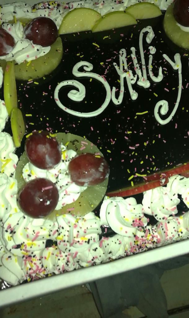 sofiaghabed's tweet photo. mon anniversaire " joyeux anniversaire saviye.     :-) https://t.co/OrMvcB0154