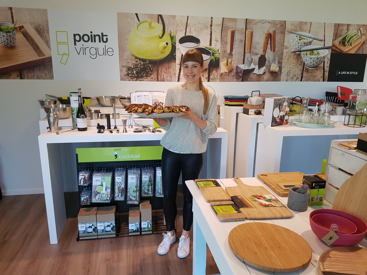 BE_GirlGeeks's tweet photo. Being spoiled by Raw Food Chef @julievdke at Point-Virgule #9BEGG https://t.co/TAAV1KbJ4Y