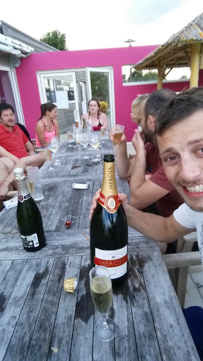 jnatur11's tweet photo. @myvon09 @celianleocat @LouiseLebaindre @aaveza26 @AllanOllivier #PMA16 #promotion #champagne #magnum #cher https://t.co/yR7rlpmC85