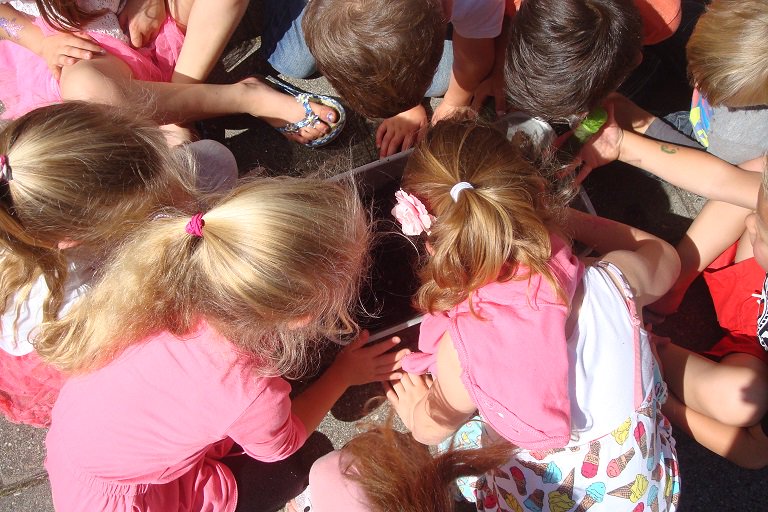 3 kleuterklassen doken in de compostbak op zoek naar wormen, pissebedden e.d. én ze hadden GFT voor Pluk! verzameld.