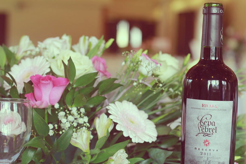 ShannonAnnPhoto's tweet photo. What's a #wedding without #wine &amp; #flowers #weddingphotography #weddingphotographer  ©ShannonAnnPhotography https://t.co/QqZahMf3Dy