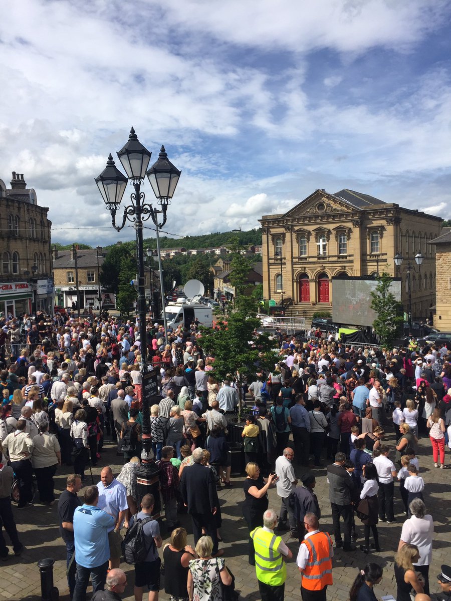 Beautiful scenes here in #Batley for the #MoreInCommon event for #MPJoCox