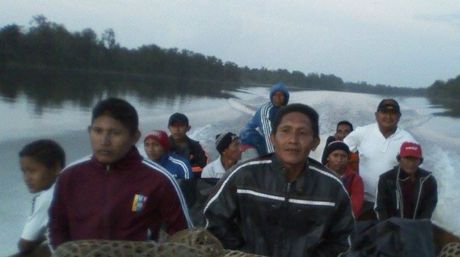 ElNacionalWeb's tweet image. #22Jun Waraos cruzan el Delta del Orinoco para validar las firmas bit.ly/28PgTew