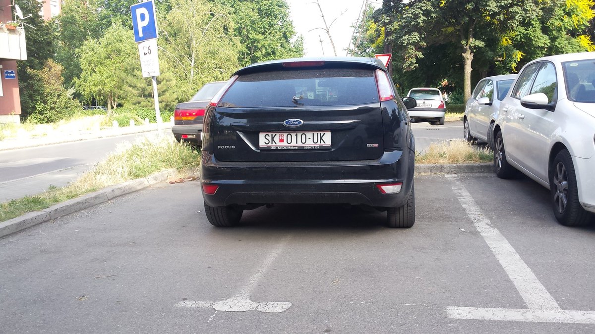 Да те прашам две пораки праќаш кога паркираш вака?