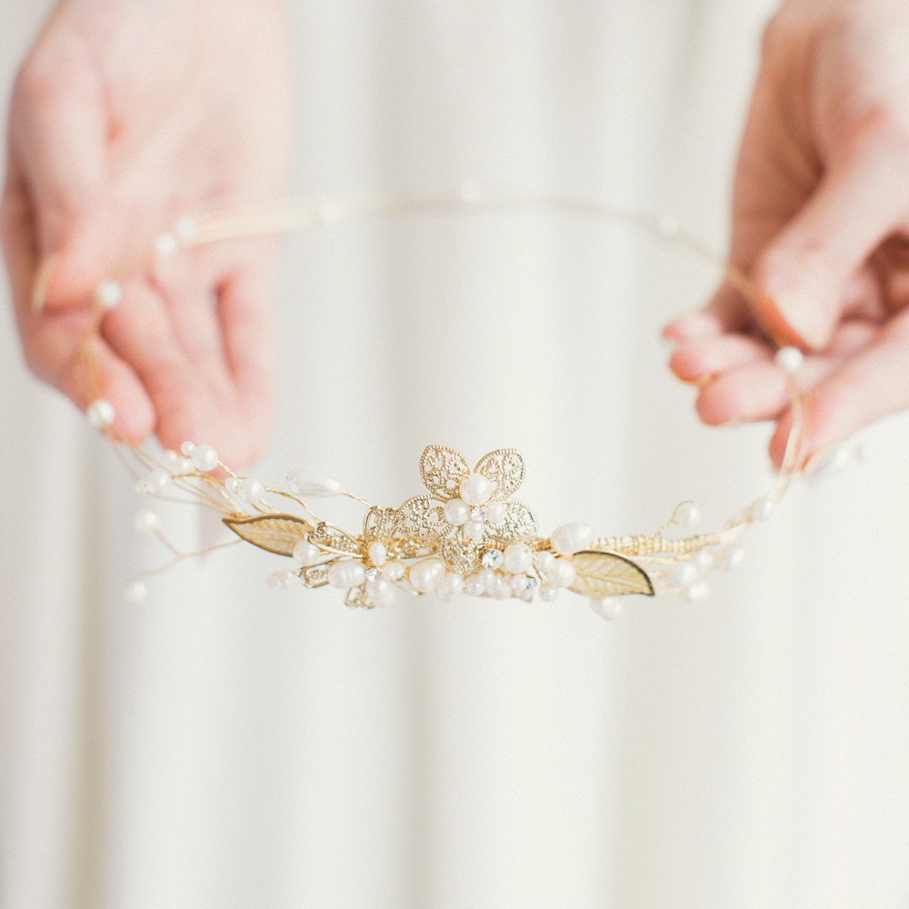 luvytshop's tweet photo. This delicate gold headpiece, designed by Les Accessories de Pronovias, is perfect for the boho bride. #justengaged https://t.co/dVPOFbTjD6