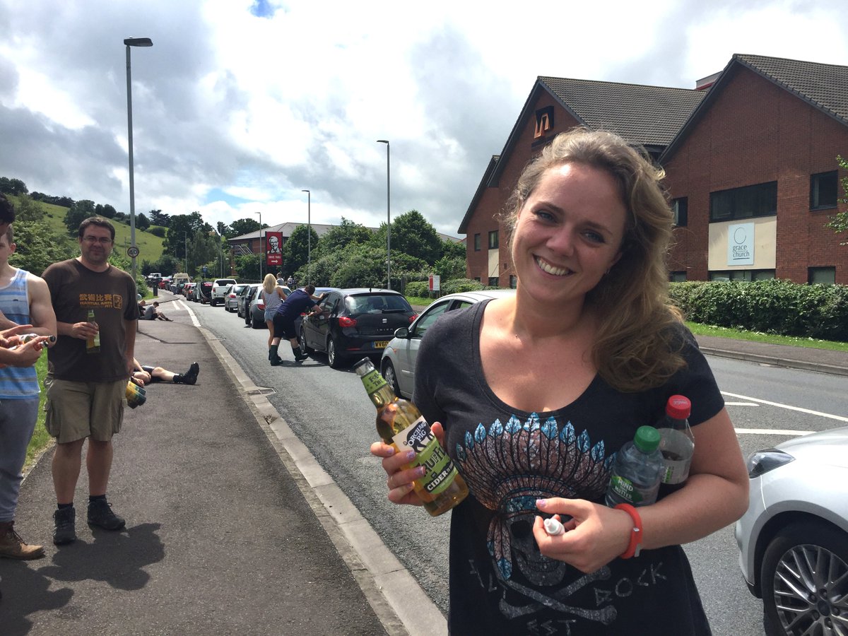 Orchardpig's tweet photo. Spot the guy behind her who died of boredom in the #GlastonburyTraffic 'cause he didn't order a cider #CiderForecast https://t.co/6GBeGd34Vd