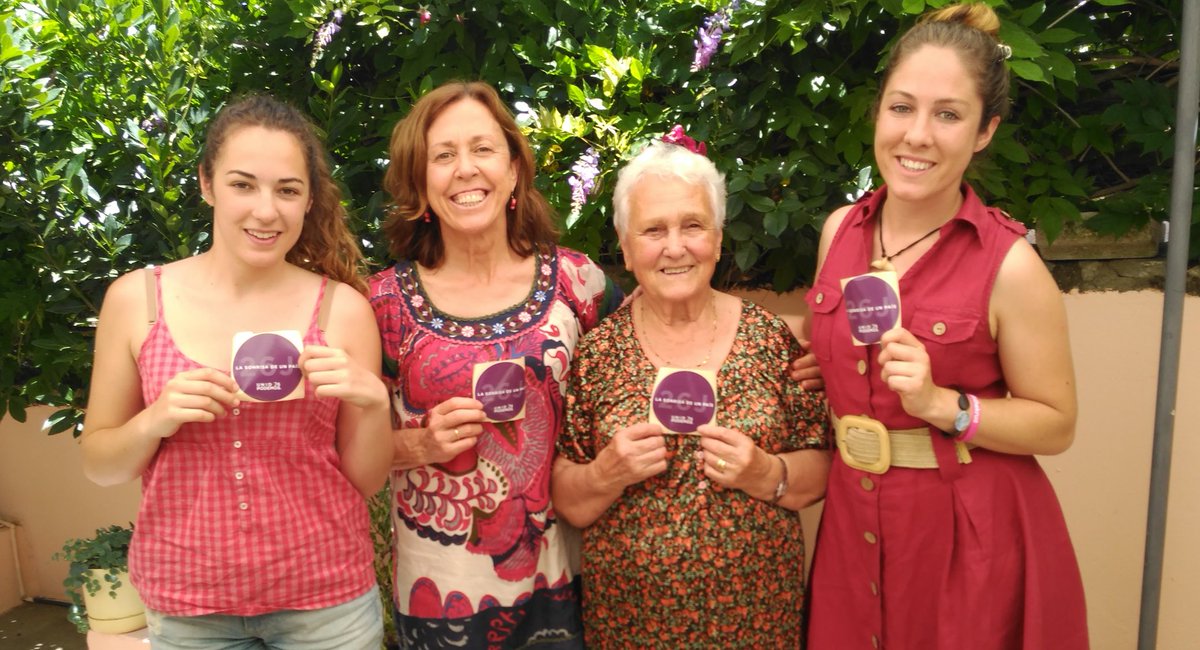 gomteresa94's tweet photo. @CBescansa @ierrejon  tres generaciones sonriendo y preparadas para votar a Unidos Podemos https://t.co/tnXuWeOrk2