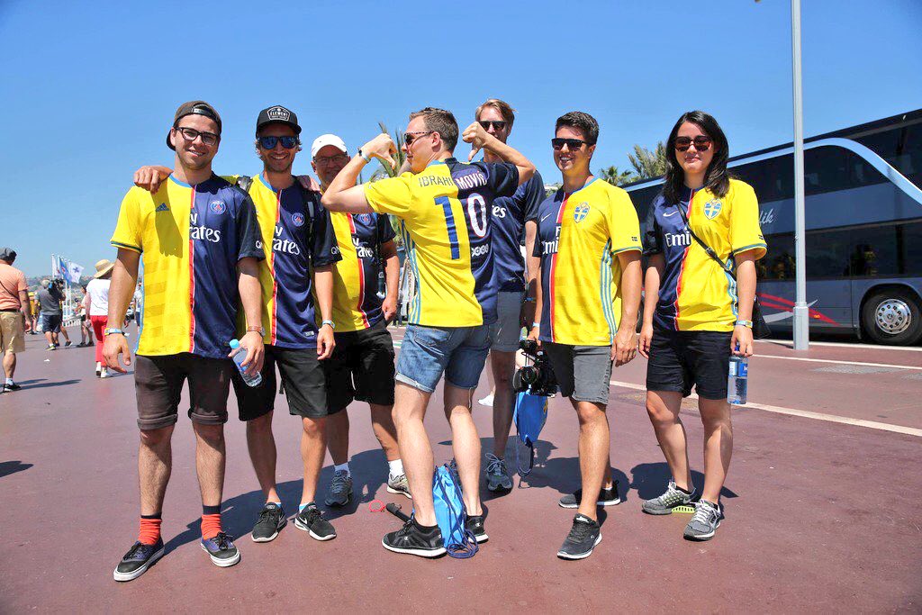 Mi-PSG  Mi-Suède : le maillot original des suédois fans de Zlatan #SuèdoisementParisien via <a href="/ArnaudJournois/">Arnaud Journois</a>
