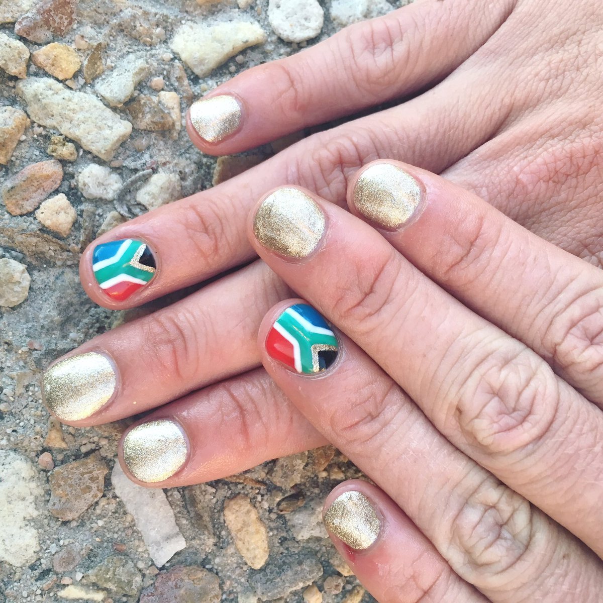 nailsbynixx's tweet photo. #southafricanflag #goldnails #gelish #nailart #orly #nailsbynixx 🇿🇦 https://t.co/H6wFeVyDHs