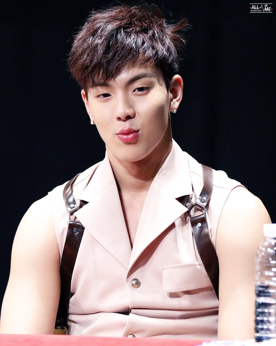 ALLOFME_SHOWNU's tweet image. 💫 160619 용산팬싸 셔누 💫
#셔누 #SHOWNU #몬스타엑스 #MONSTA_X
바람에 날리는 머리카락도 살짝 내밀고 있는 입술도 어느곳하나 빠지지않고 모두 좋아해요