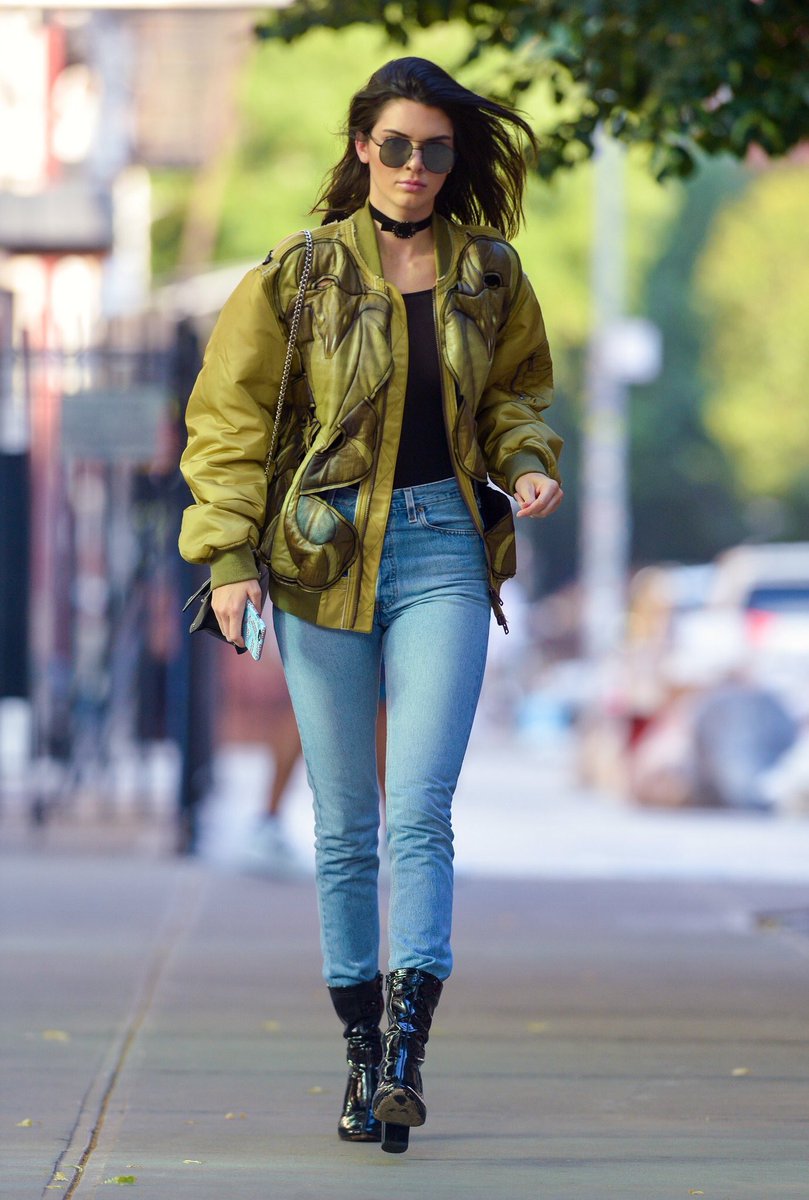_KardashiansOff's tweet photo. Kendall out in NY City yesterday. 😊 #KendallJenner #JennerUpdates https://t.co/Ovuo3lh8Jv