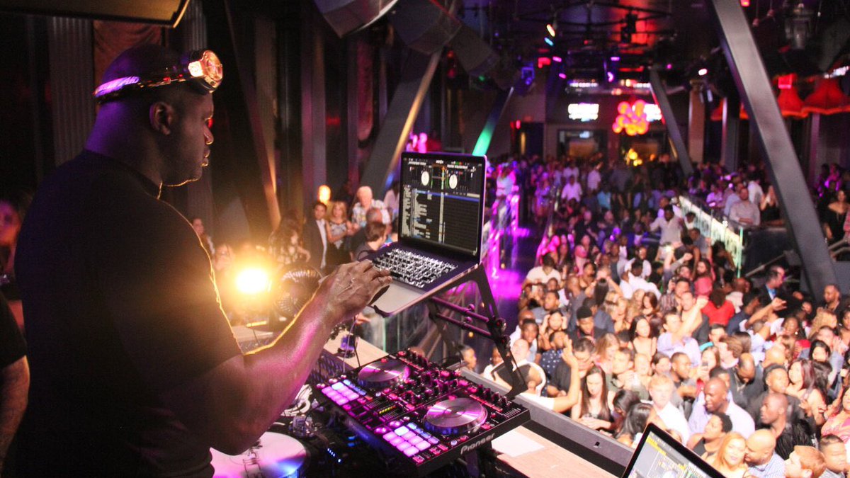 Brahma_Py's tweet photo. ¡Vuelve DJ DIESEL! Hizo su debut en @TomorrowWorld y ahora llega a @Tomorrowland 🏀🎵 #ExperienceHunters https://t.co/RgzKm6r7At