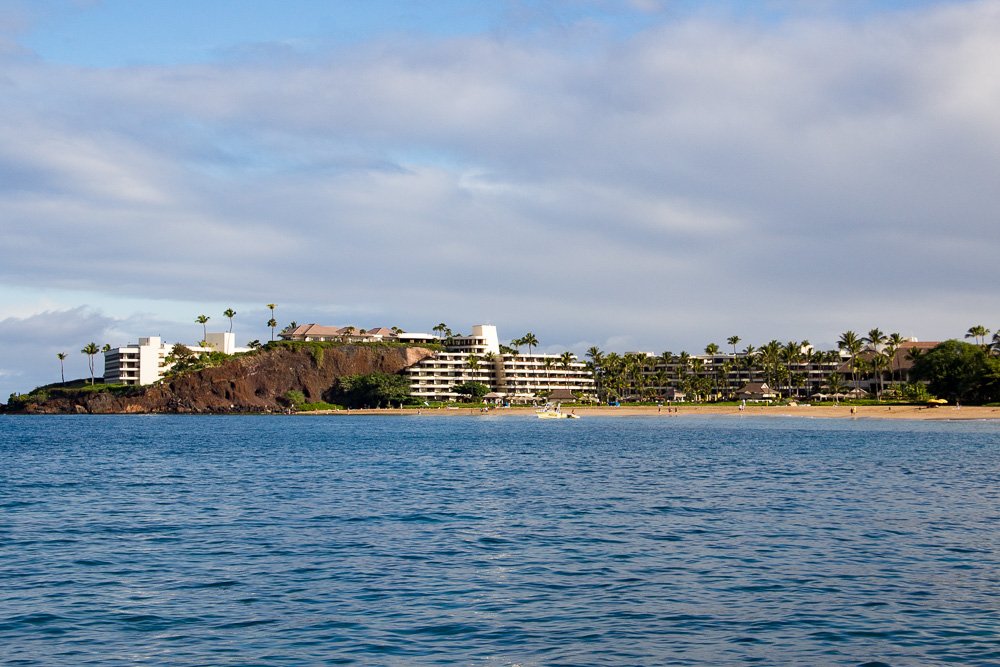 OhanaFun's tweet photo. Looking north up Ka'anapali Beach, #Maui from UFO #Parasail https://t.co/67xL6ejpAh #activityofthemonth https://t.co/ZYjYJ8EagI