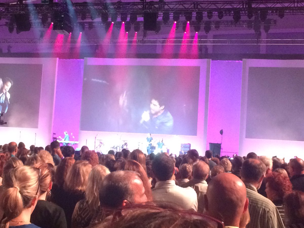 twai1973's tweet photo. Train was amazing! What a voice! ❤️ @train #SHRM16 https://t.co/DrsyMSbesX
