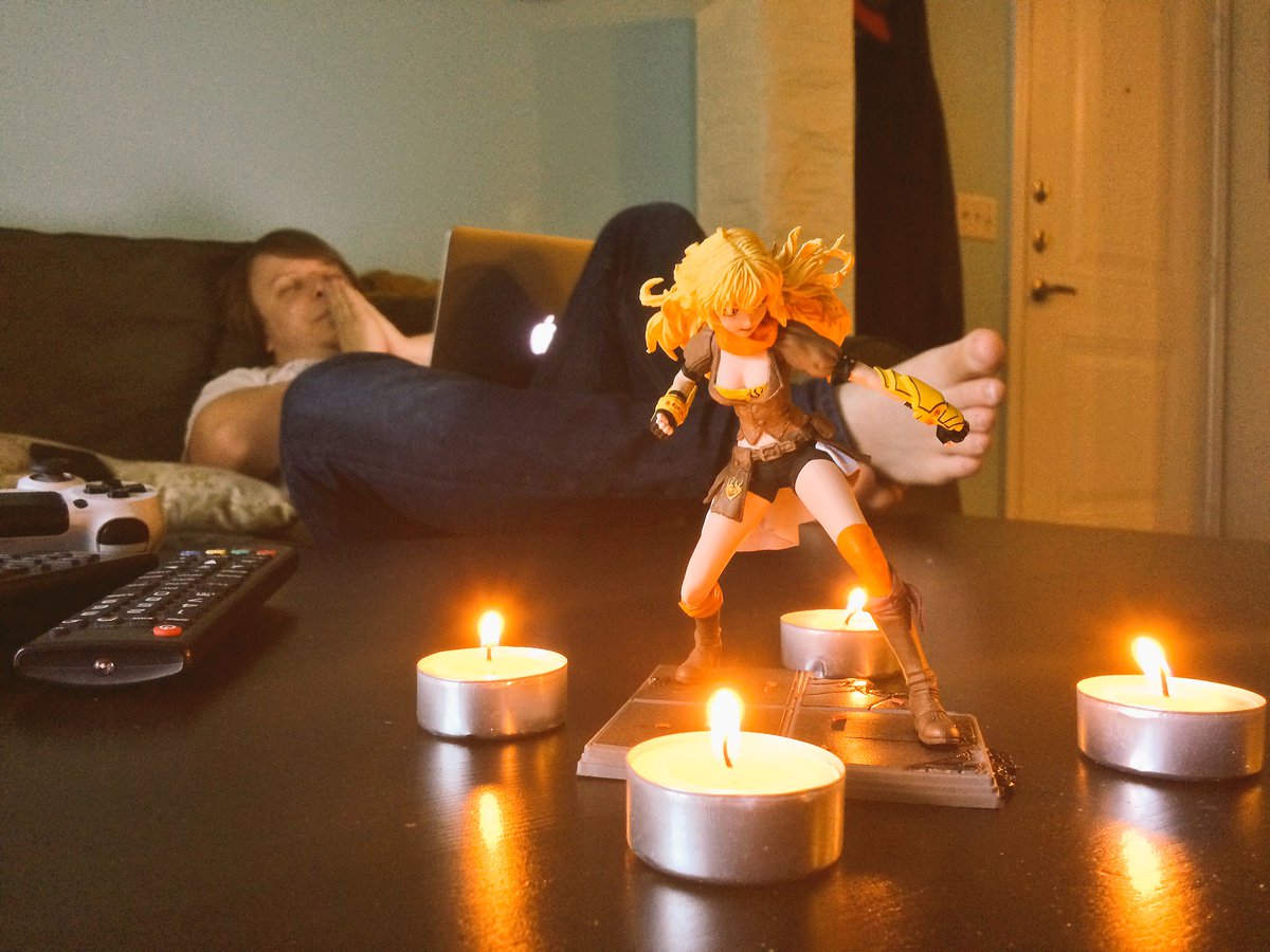 TheMilesLuna's tweet photo. Praying to the gods of writing today. #RWBY4 @kerryshawcross https://t.co/3iQWCejMKZ