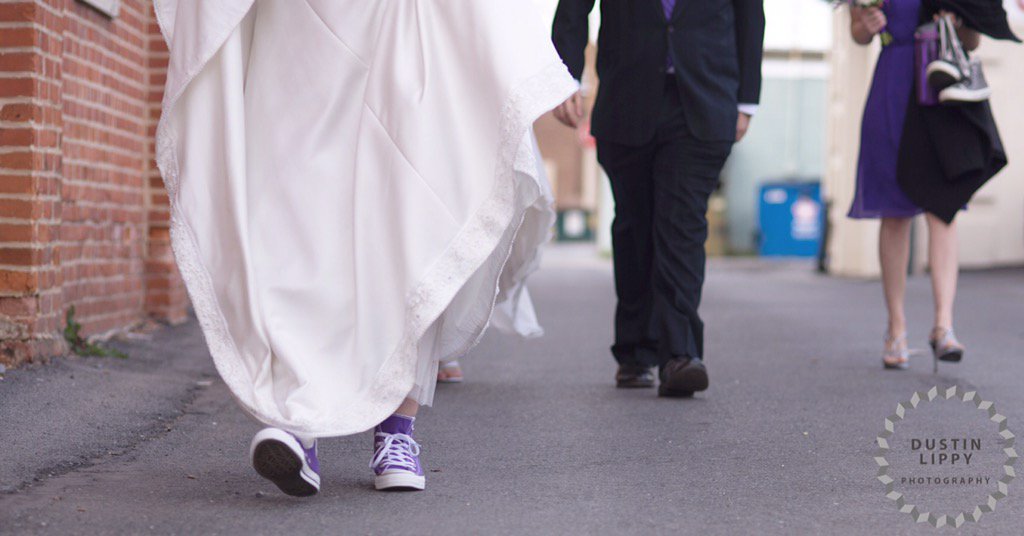 D_Lippy's tweet photo. Love when a #bride wears #chucks #destinationWeddingPhotographer https://t.co/vpgocSxcpX