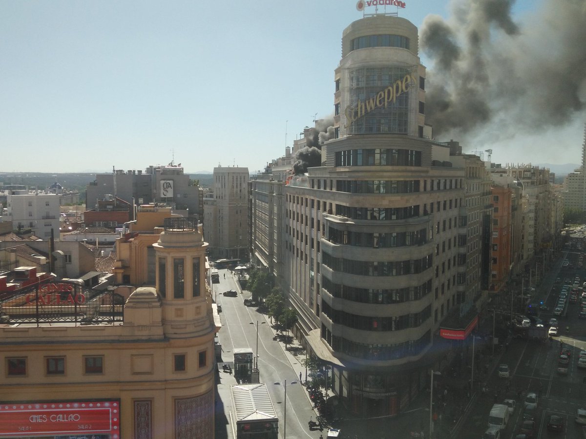 SecretosdeMadri's tweet photo. ¡PERO QUE ESTÁ PASANDOOOOOOO! #madrid #aymadre #micapitol (Foto de @fco_javier_sanz) https://t.co/AFV7jouNNL