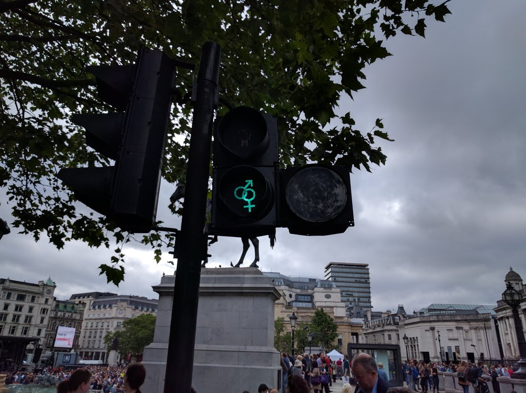 bmsleight's tweet image. Heaven is chatting to @eddieizzard about traffic lights&amp;amp; #VotingIn Trafalgar Square cc: @rorysvensson @MartynLoukes