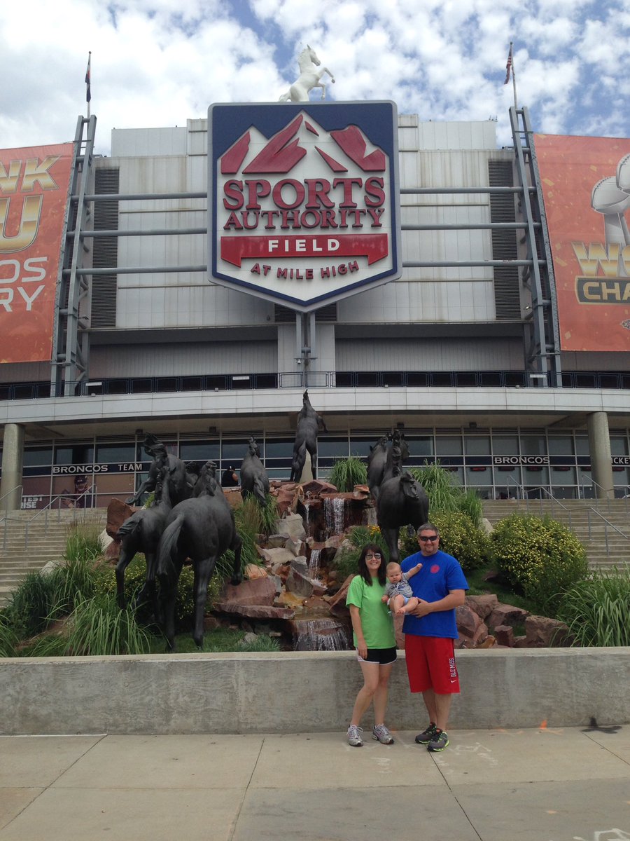 rjmitchell21's tweet photo. Great day at Mile High Stadium. @joeymitchell01 https://t.co/J3AwCy655L
