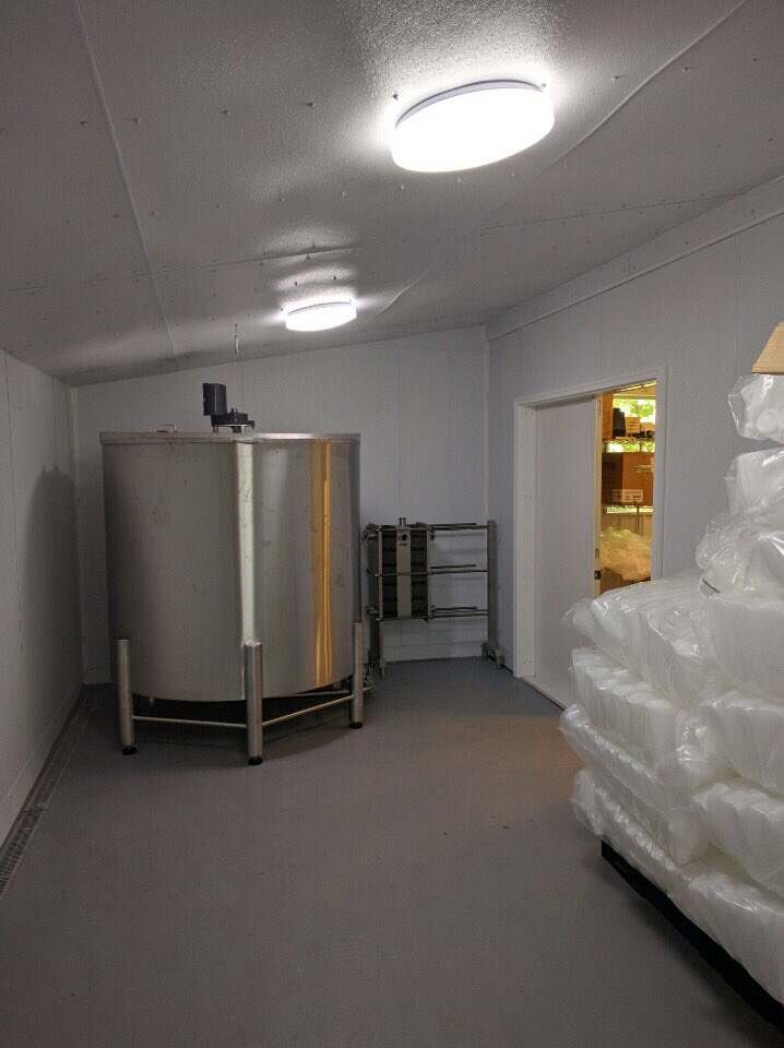 graceharborfrms's tweet photo. Look what we just got installed? A shiny new 600 gallon bottling tank! 😍 #graceharborfarms #pnw #lynden #farm #milk https://t.co/NO6M62qOYp