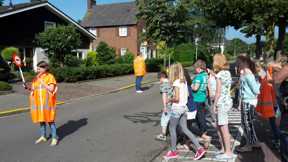 Jolynnxx's tweet photo. Vanochtend werden de leerlingen uit groep 6 opgeleid tot verkeersbrigadier! @OBSDeSlinger https://t.co/lX1yuZx7Gl
