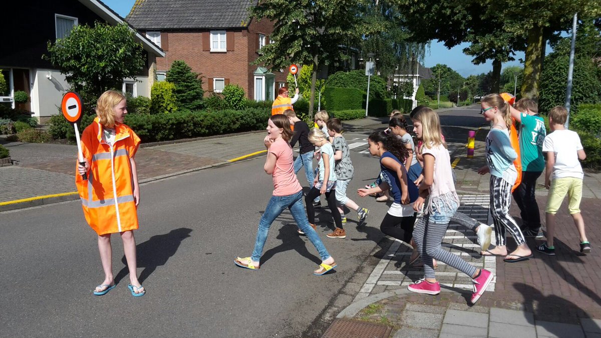 Jolynnxx's tweet photo. Vanochtend werden de leerlingen uit groep 6 opgeleid tot verkeersbrigadier! @OBSDeSlinger https://t.co/lX1yuZx7Gl