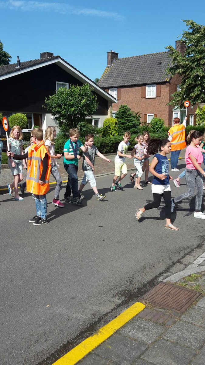 Jolynnxx's tweet photo. Vanochtend werden de leerlingen uit groep 6 opgeleid tot verkeersbrigadier! @OBSDeSlinger https://t.co/lX1yuZx7Gl
