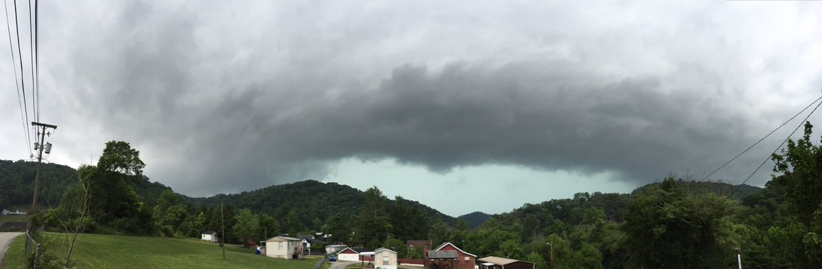 cjwxguy56's tweet photo. Storm just rolled over the hillside here in Northern Hazard. #WYMTwx #ekywx @NWSJacksonKY https://t.co/oRjdCWHExv
