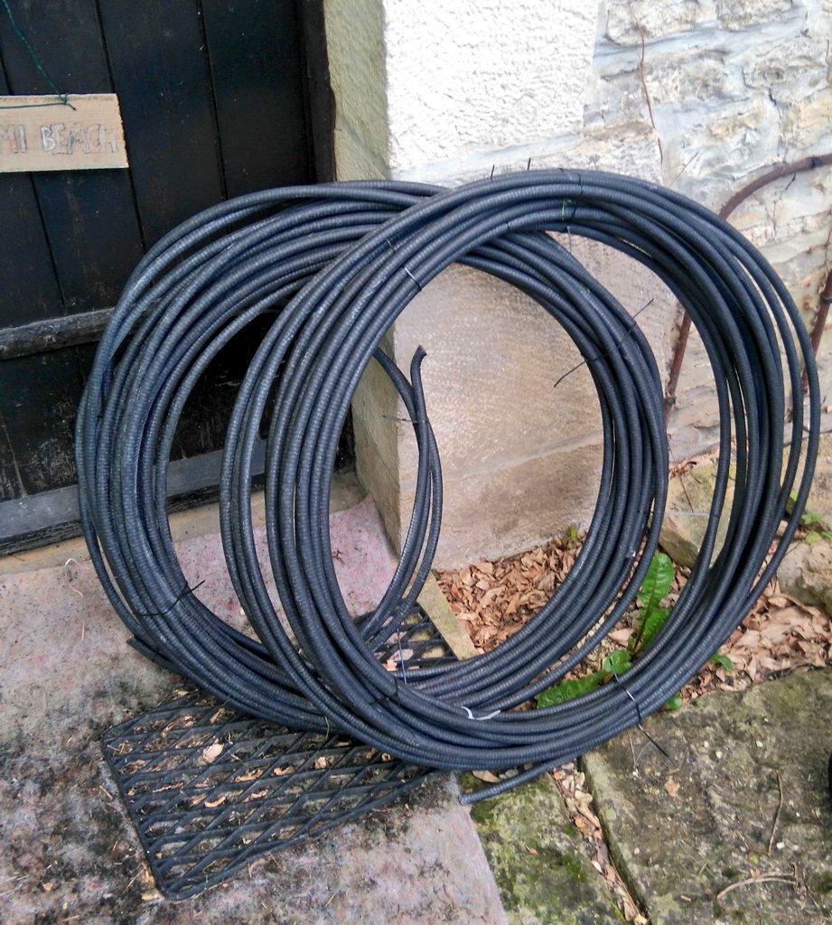 Fx10_'s tweet photo. Went to the junkyard again an got 2x Abt 30-35m of #cellflex for 20€ 🙌🙌👌
#hamr #hamradio https://t.co/7fsJRnOGsa